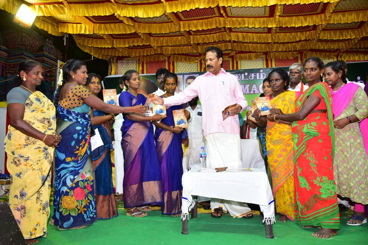 PTpartyOfficial's tweet photo. இராமநாதபுரம் மாவட்டம் சத்திரக்குடியில் புதிய தமிழகம் கட்சி சார்பாக பூரண மதுவிலக்கு குறித்த விளக்கப் பொதுக்கூட்டம் தலைவர் டாக்டர் அய்யா அவர்கள் தலைமையில் நடைபெற்றது. 

இக்கூட்டத்தில் எண்ணற்ற பெண்களும், ஆண்களும் கலந்து கொண்டு மது ஒழிப்பு உறுதிமொழி ஏற்றுக்கொண்டனர். https://t.co/WJqLbtK3pb