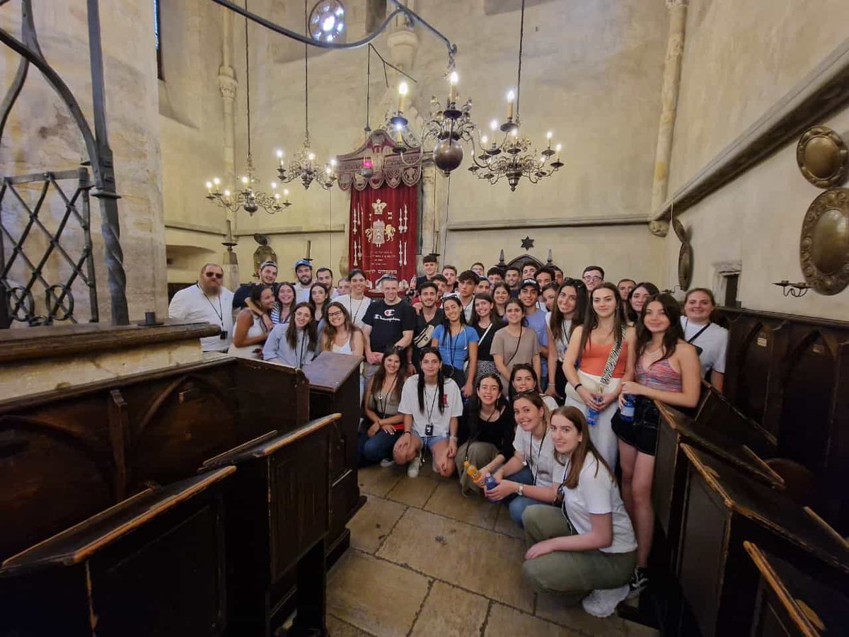 Muy ilusionados con los jóvenes de #SchoolofLife, el programa educativo, social y de divertimento para la identidad judía. Este año, 45 jóvenes están visitando lugares imprescindibles para entender mejor la herencia cultural judía en Praga, Viena y Budapest ¡y aún queda Israel!