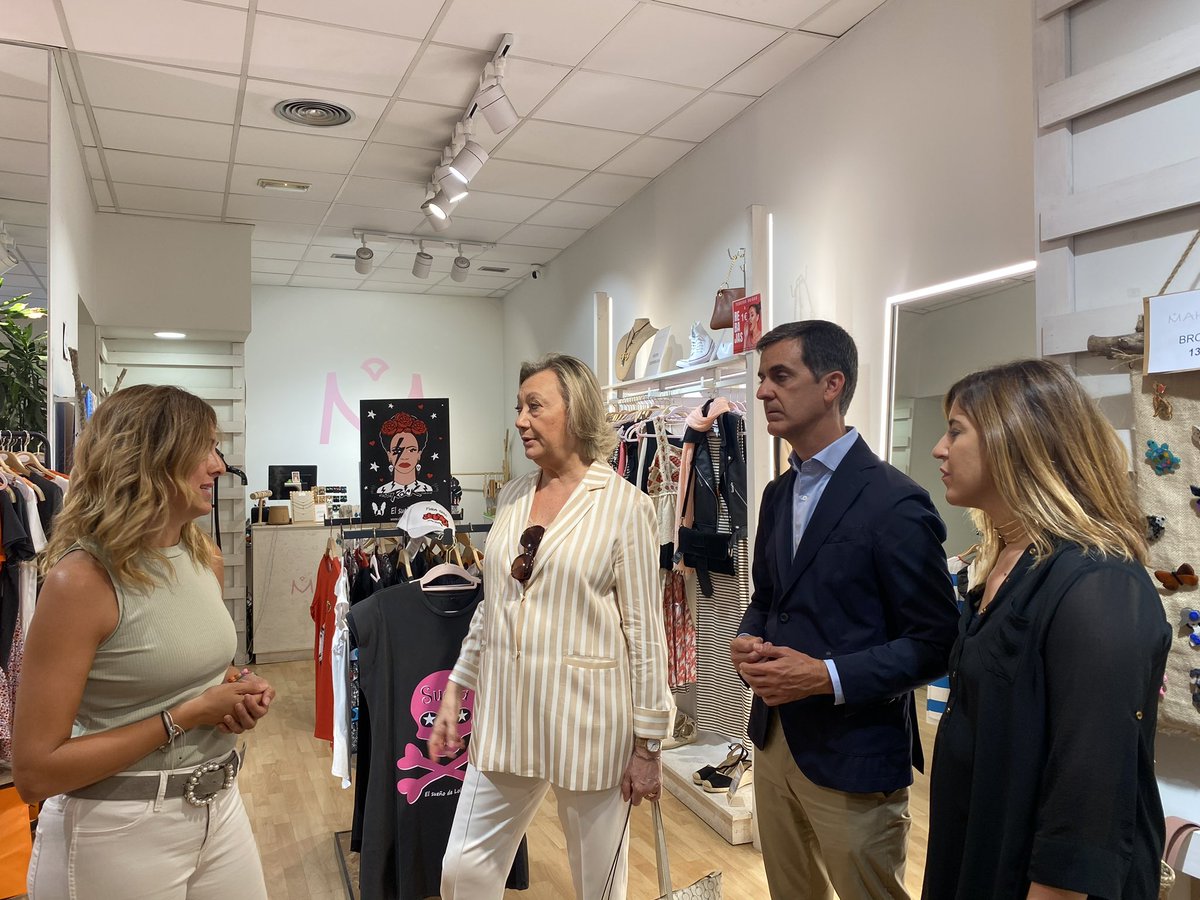 pedronavarrol's tweet photo. 🛍️ En varios comercios zaragozanos, contando las propuestas del @ppopular para autónomos, como la recuperación de la cuota 0 durante el 1er año, ayudas para la contratación del 1er trabajador, bonificación en sustituciones por nacimiento o una ley contra la morosidad #EsElMomento https://t.co/Wf25xR47Ci