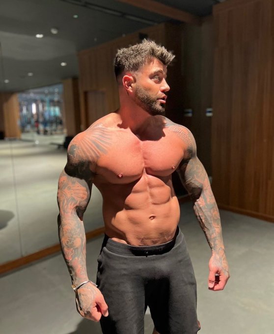 🦍 Muscle Mondays 💪🏼  https://t.co/HscRjraObX https://t.co/ThdBejXlTz