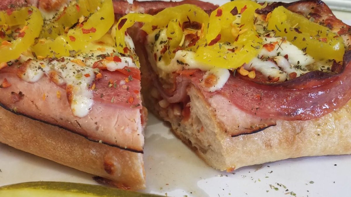 #15 Pizza Grinder for your viewing pleasure today. Ham, Pepperoni, Salami, Capicola, &amp; Melted Prov. Dressed with house sauce, marinara, banana peppers, crushed red peppers, &amp; rosemary italian seasoning. 11a-7p

#grinderseason #extendedhours #clickandorder

greatlakesgrinders.com
