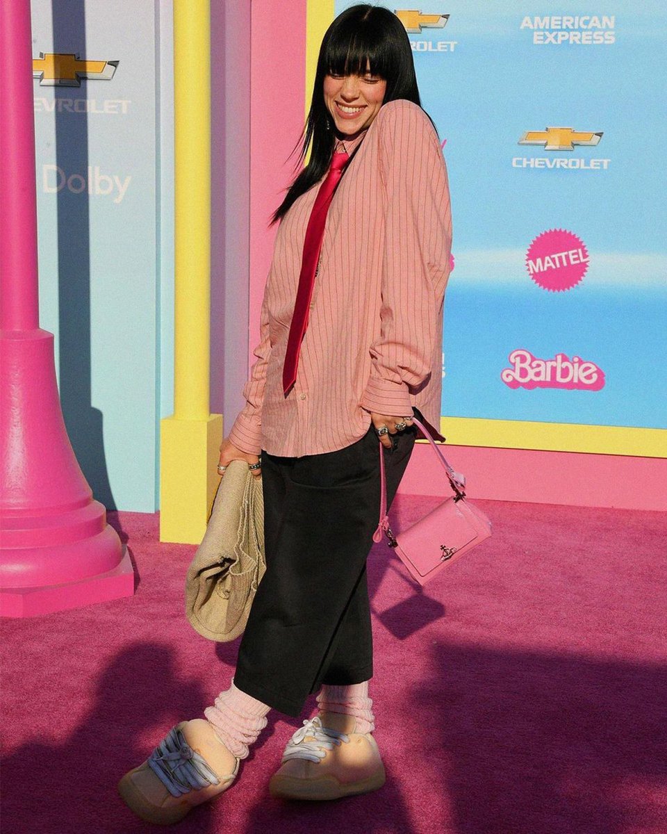 GossipRoomOff's tweet photo. Zoom sur l’avant-première mondiale du film #Barbie, qui a eu lieu ce dimanche à Los Angeles ! L’évènement réunissait le casting du film mais aussi des invités tels que Nicki Minaj, Gal Gadot, Billie Eilish ou encore la française Lena Situations.

Dua Lipa portait une robe transparente signée Versace, tandis que Margot Robbie était habillée d’une robe noire Schiaparelli inspirée par la Barbie "Solo in the spotlight" datant de 1994. 👱🏼‍♀️💖 (via Views)