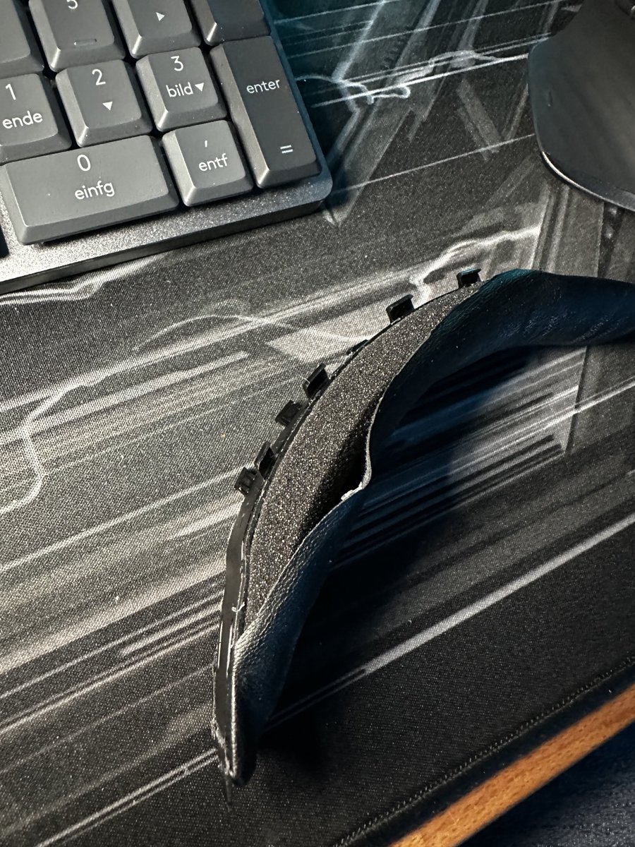 sean_gut's tweet photo. The third headband for my DT 900 Pro X , love the headphones but build quality is crap. I know everyone complains about it…How does this happen? ⁦@beyerdynamic⁩ https://t.co/Ha43zzQZS1