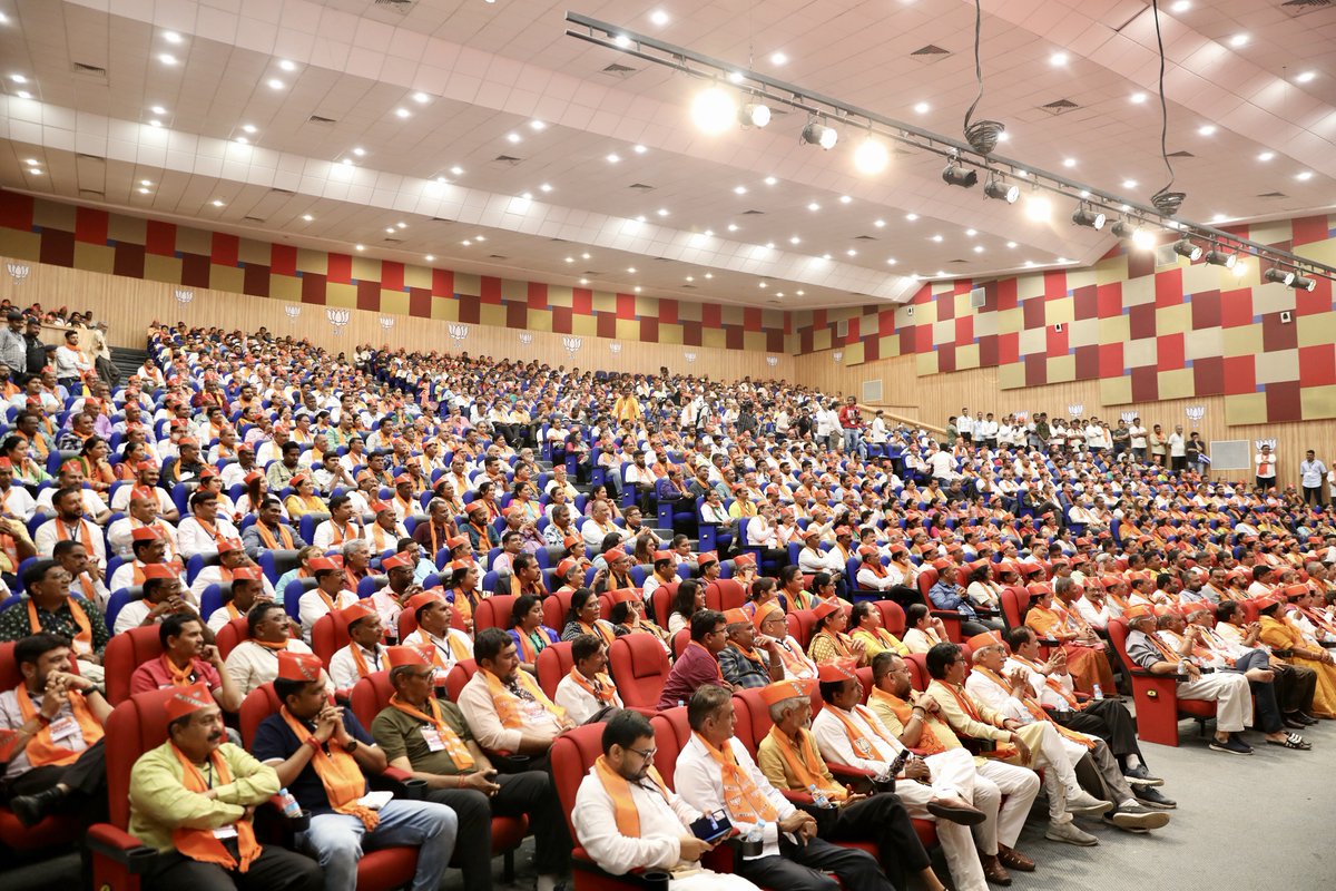 JPNadda's tweet photo. आज गुजरात में विगत 9वर्षों में मोदी सरकार की उपलब्धियों के बारे में वड़ोदरा लोकसभा के पदाधिकारियों व कार्यकर्ताओं से संवाद किया।

भाजपा का प्रत्येक कार्यकर्ता जनसेवा के संस्कार से परिपूर्ण है। वैश्विक महामारी हो या राष्ट्रीय आपदा, हमारे कार्यकर्ता सदैव प्रत्येक नागरिक की सेवा हेतु समर्पित रहे हैं।

आदरणीय प्रधानमंत्री श्री @narendramodi जी के नेतृत्व में आत्मनिर्भरता और अंत्योदय के संकल्प से समावेशी व सर्वागींण विकास सुनिश्चित हो रहा है।