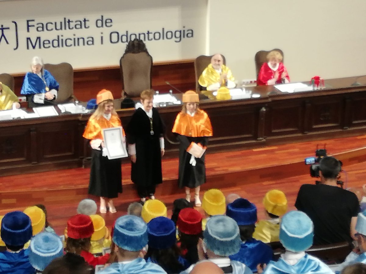 AnaEjarqueCat's tweet photo. Hui ha tingut lloc l’Acte d’Investidura de nous Doctors i Doctores de la @UV_EG . Gràcies @VanessaCamposCl per acompanyar-me en un dia tan especial, i al llarg de la Tesi, com a Tutora i Co-Directora juntament amb @Joanrasan com a Co-Director. https://t.co/UjA4oHBW3c