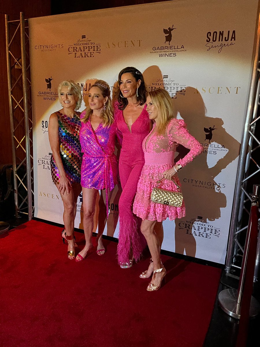 SonjatMorgan's tweet photo. #crappielake premier pics #kellybensimon #michaellober #douglaselliman #mdlny @barryfidnick #tommyhilfiger #luanndelesseps #ramonsinger #dorindamedley @MichaelLorber At the amazing @ascentloungenyc #timewarnerbuilding #columbuscircle #rhony #bravotv #peacock https://t.co/pO1E88IUat