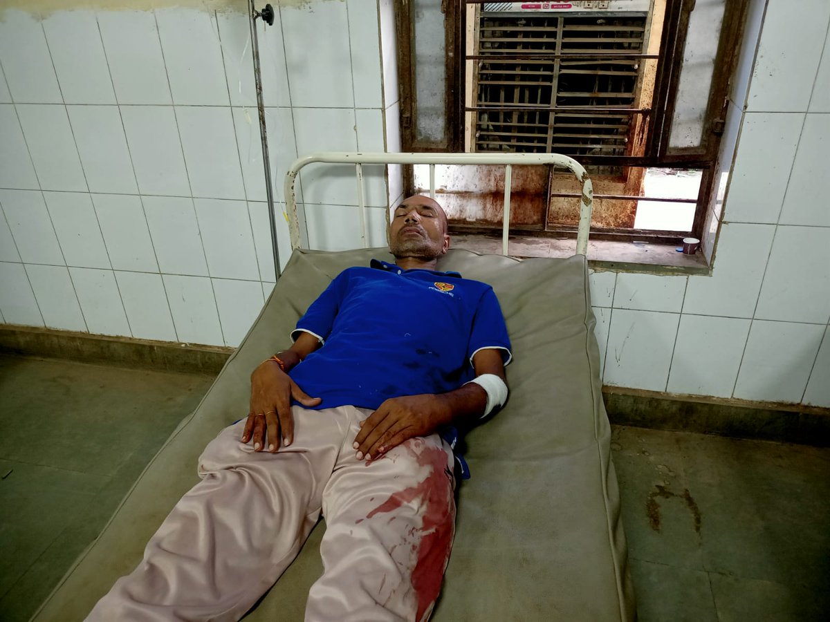 PalwalRaj's tweet photo. कल बारां,आज बूँदी में 👇
#अपराधियों_से_पिटती_पुलिस
@PoliceRajasthan
@IgpKota
@BaranPolice
@BundiPolice
से निवेदन है कि राज.पुलिस का ध्येय "अपराधियोँ में डर,आमजन में विश्वास" को चरितार्थ करते हुए पुलिस कार्मिक पर हमला करने वाले अपराधियों पर सख्त कार्यवाही कर पुलिस का मनोबल बढ़ाए https://t.co/bXdBVAcNFC