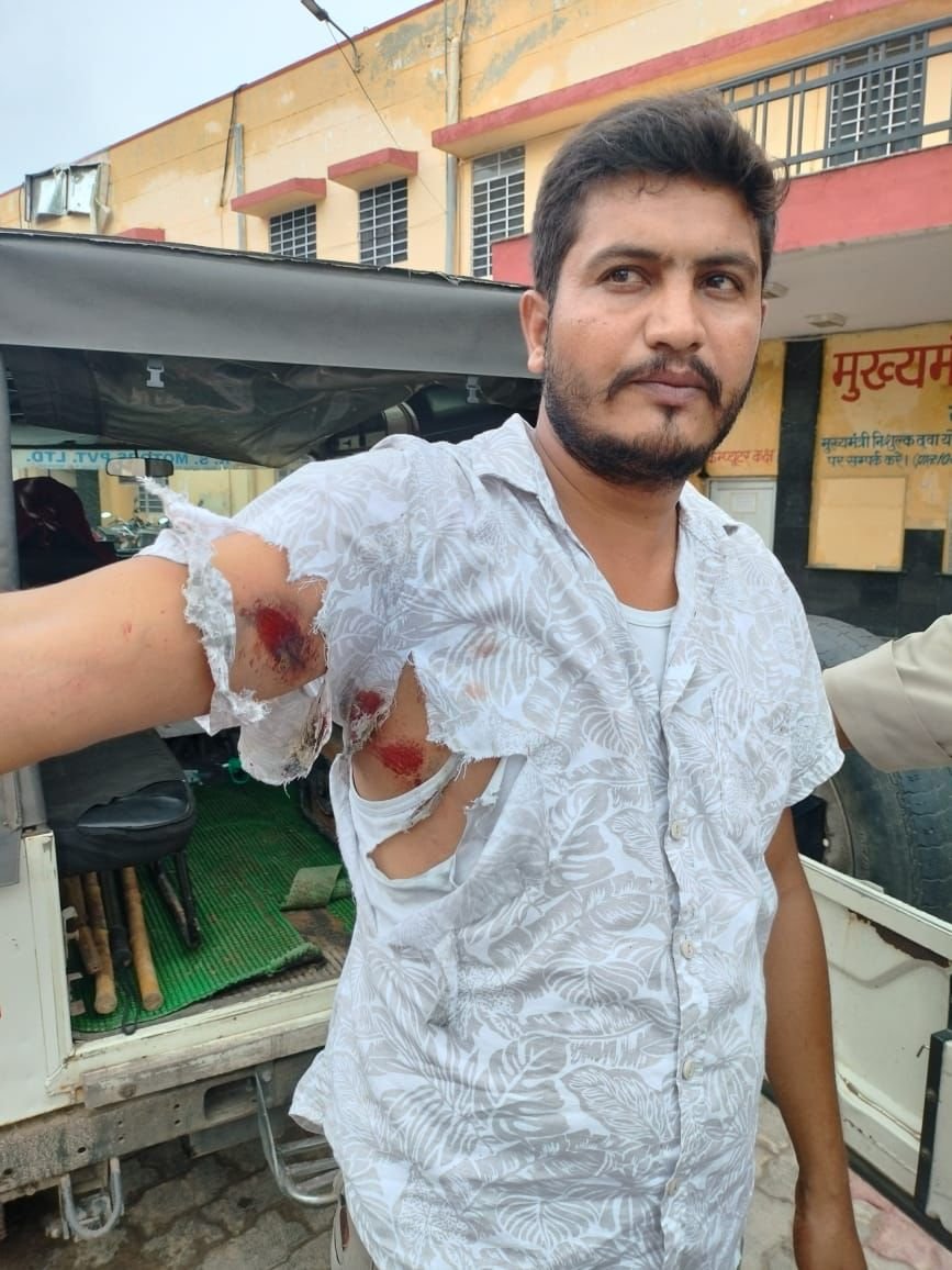 PalwalRaj's tweet photo. कल बारां,आज बूँदी में 👇
#अपराधियों_से_पिटती_पुलिस
@PoliceRajasthan
@IgpKota
@BaranPolice
@BundiPolice
से निवेदन है कि राज.पुलिस का ध्येय "अपराधियोँ में डर,आमजन में विश्वास" को चरितार्थ करते हुए पुलिस कार्मिक पर हमला करने वाले अपराधियों पर सख्त कार्यवाही कर पुलिस का मनोबल बढ़ाए https://t.co/bXdBVAcNFC