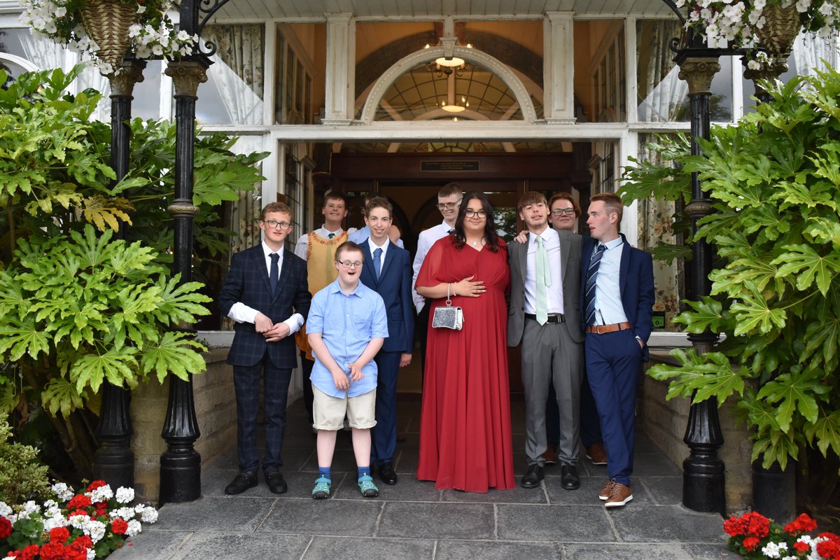 On Thursday, the year 11's had their leavers prom at The Cairn Hotel in Harrogate. As you can see from the photos, everyone had a blast. We will miss you all : (
#schoolleavers
#year11prom
#TheCairnHotelHarrogate