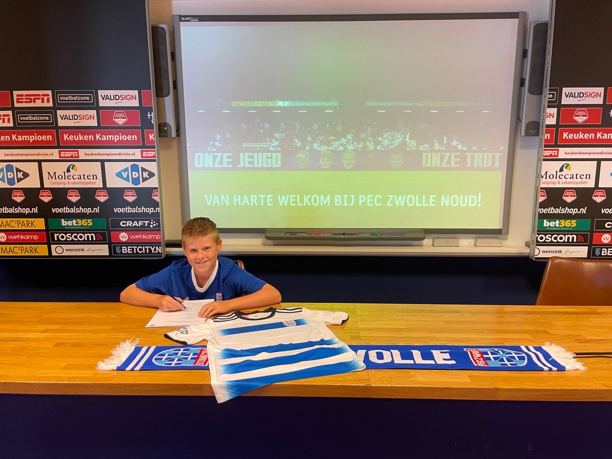 vvSEH's tweet photo. Noud van de Streek (SEH JO10-1) is gescout door PEC Zwolle en gaat er spelen in het team JO11-1. Afgelopen week was het daarom tijd voor de officiële plechtigheden, zoals het zetten van een handtekening en het fotomoment! 

Lees meer @ https://t.co/NrDydvpGhP #trots #wijzijnseh https://t.co/7imlOQjDvJ