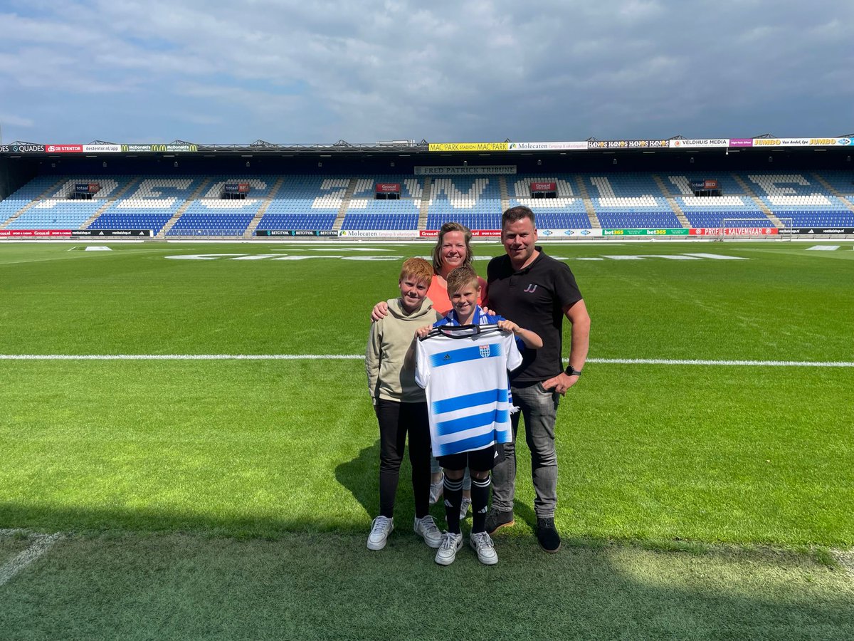 vvSEH's tweet photo. Noud van de Streek (SEH JO10-1) is gescout door PEC Zwolle en gaat er spelen in het team JO11-1. Afgelopen week was het daarom tijd voor de officiële plechtigheden, zoals het zetten van een handtekening en het fotomoment! 

Lees meer @ https://t.co/NrDydvpGhP #trots #wijzijnseh https://t.co/7imlOQjDvJ