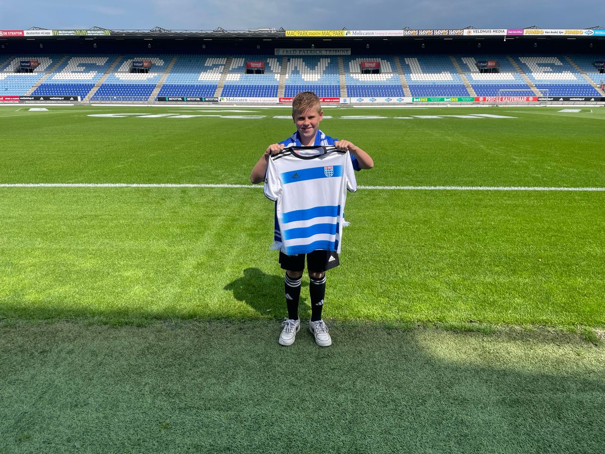 vvSEH's tweet photo. Noud van de Streek (SEH JO10-1) is gescout door PEC Zwolle en gaat er spelen in het team JO11-1. Afgelopen week was het daarom tijd voor de officiële plechtigheden, zoals het zetten van een handtekening en het fotomoment! 

Lees meer @ https://t.co/NrDydvpGhP #trots #wijzijnseh https://t.co/7imlOQjDvJ