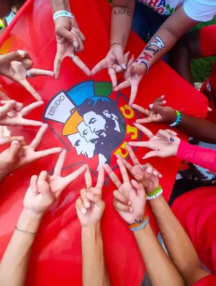 AylinAlvarezG's tweet photo. ¡Buenos días #Cuba, buenos días jóvenes! Comienza una nueva semana de julio… Seguimos en nuestro #12CongresoUJC en las zonas de trabajo, honrando los #70Moncada, disfrutando del #VeranoConAmor y haciendo eterna la unidad de nuestro pueblo. #ConTodosLaVictoria. https://t.co/DsU4AEsv2A