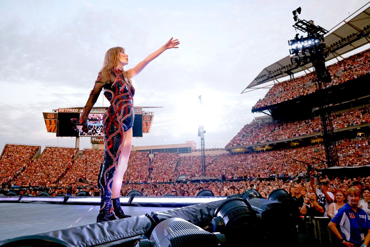 besttofswift's tweet photo. this is TAYLOR SWIFT https://t.co/ylLCdyjdev