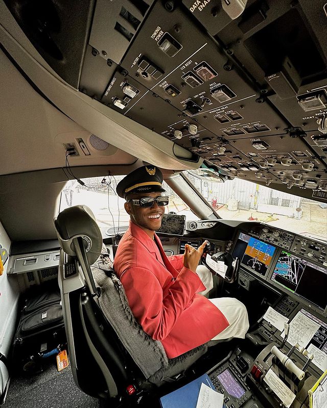 Officialchike's tweet photo. I'm your pilot, what's destination request? https://t.co/9LHCythDEv