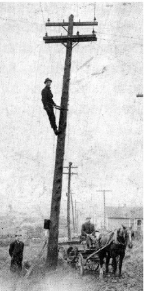 swlp_'s tweet image. Our dedicated lineworkers have served northwestern WI since 1889. Today is #LineworkerAppreciationDay &amp;amp; we honor this history and express gratitude to today’s crews who continue to rise to the challenge of safely restoring power, no matter the conditions.