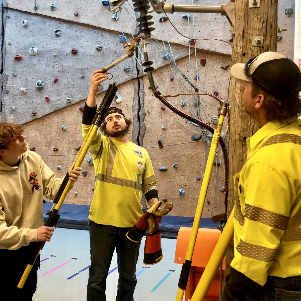 swlp_'s tweet image. Our dedicated lineworkers have served northwestern WI since 1889. Today is #LineworkerAppreciationDay &amp;amp; we honor this history and express gratitude to today’s crews who continue to rise to the challenge of safely restoring power, no matter the conditions.