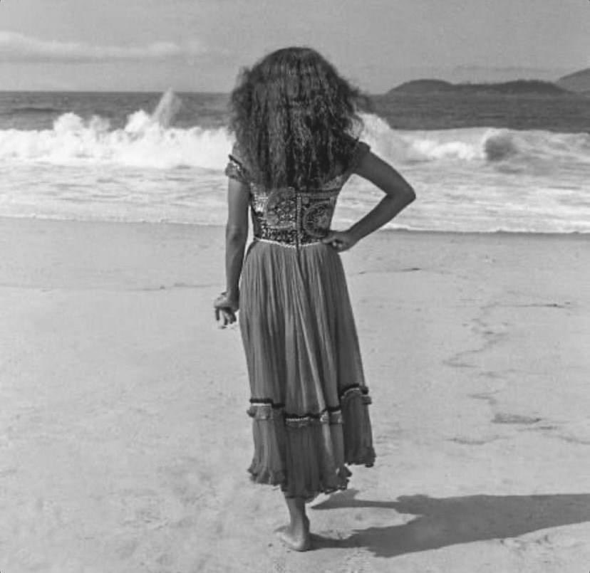 Ibituruna58's tweet photo. "O sonho é ter tudo dissolvido
O corpo, a mente, a fonte da lembrança
Enfim, ponto final na esperança
Somente as ondas soltas no oceano"
(Viagem Passageira, @gilbertogill)
#GalCosta #Gal75 https://t.co/BCShVW9KDh