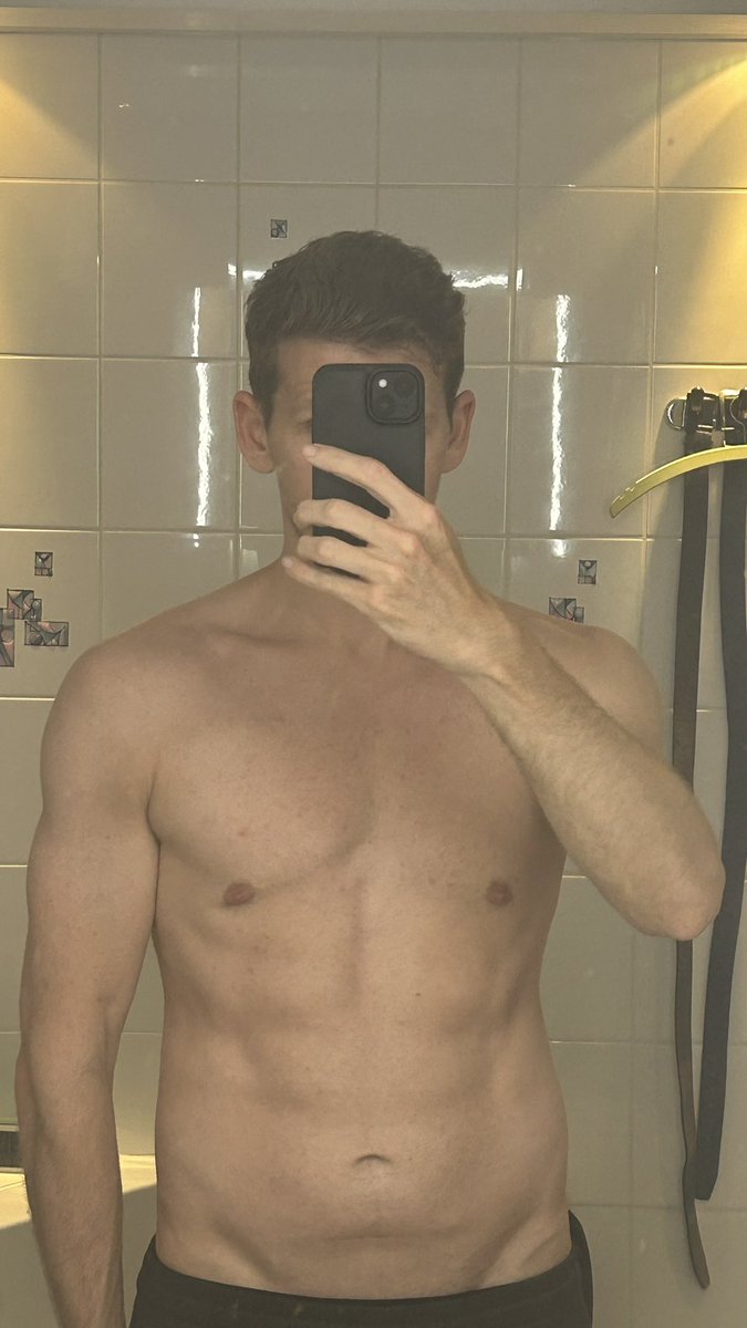 Juli 22 vs Juli 23. 1 Jahr Sport und bewusste Ernährung. 
Ich bin eigentlich nicht auf Anerkennung aus aber heute habe ich mal das Bedürfnis zu teilen, was ich erreicht habe und worauf ich stolz bin. 

SO an <a href="/ginosingh_/">Gino Singh</a> für komprimierte Info-Tweets rund um Sport und Gesundheit 🤝🏼