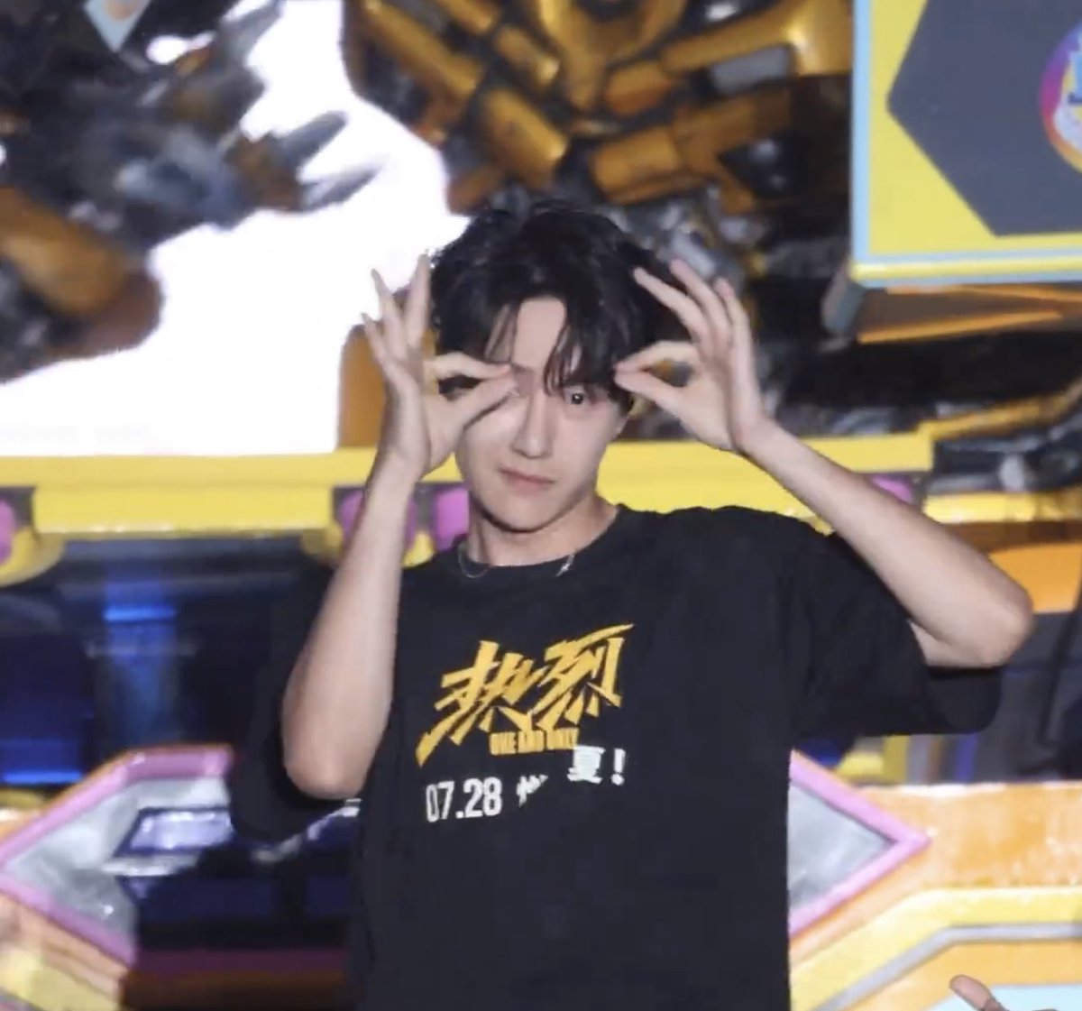 winters__rain's tweet photo. ท่าอะไรไม่รู้ รู้แต่น่ารักกกก

#OneAndOnly_USBPremiere 
#WangYibo_OneAndOnly https://t.co/i2Xz8nlmaW