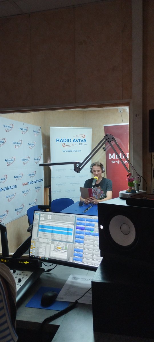 genopolys's tweet photo. C'est parti !
1er jour de la SummerSchool @genopolys  2023 🦕⛏️🌍🦴🦖
Découverte de la Paléontologie🤩
Moulages de fossiles pour les jeunes et visite de la radio pour les ados🎙️
Merci @RadioAviva34 !
@Eye_INM
@CNRS_OccitaniE
@InsermOccMed
@umontpellier
@INRAE_OCC_MPL 
@SciCom15 https://t.co/Q2xOoPHU2W