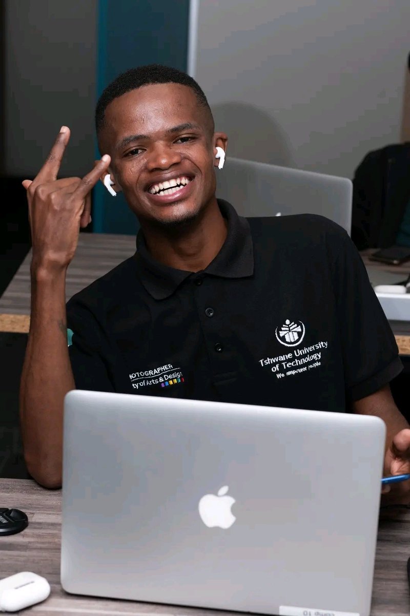 joy_zelda's tweet photo. Lungisani Mjaji He is a Commercial Photographer From the Faculty of ARTS AND DESIGN at Tshwane University of Technology He captured the beautiful moment of Lethukukhanya who carrying a Loaf of Albany Let's make him Trend,Let's make him Famous
Samke Mbalula #snow Vaal #ColdFront https://t.co/rFYQzXi7dN