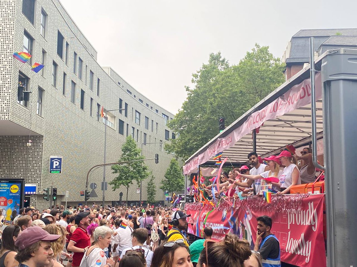 Happy Pride!🌈Trotz Hitze haben 1,4 Millionen von euch am Wochenende den #CSD in Köln & viele weitere Veranstaltungen der #CologonePride23 besucht. Glückwunsch zum Rekord! Um die oft ehrenamtliche Arbeit zu stärken, fördert NRW die CSDs in diesem Jahr mit insgesamt 145.000 Euro.