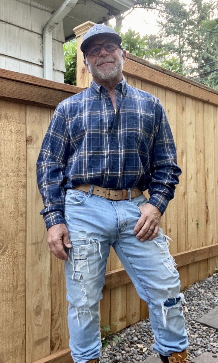 safehavenantho1's tweet photo. For those that wonder what I look like with cloths on. Living in the Pacific NW one has to layer their cloths, we get the cool marine layer in the mornings before it starts to warm up later in the day.   These days I’m thankful for the lush green of the area and that I don’t have to deal with those 100 degree days on a regular basis