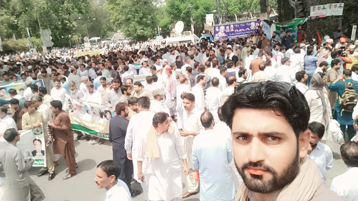 AUKhan2u's tweet photo. بکاؤ میڈیا نے آج تاریخ کے سب سے بڑے احتجاج کو لائیو نہیں چلایا بلکہ سما نیوز کے علاوہ کسی نے خبر بھی نہیں لگائی۔
حد ھو گئی ڈھٹائی کی۔
#چلو_چلو_لاہور_چلو https://t.co/Q0oMb7nF3P