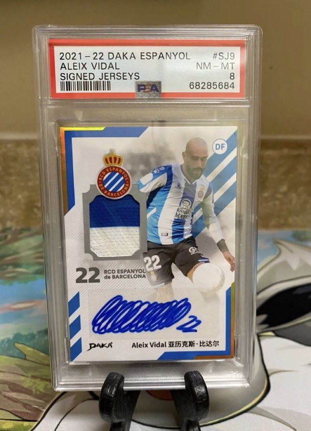Alexandre_L_R's tweet photo. la carte patch auto d’Aleix vidal joueur de l’espagnol barcelone est vraiment atypique, enfin c’est surtout son auto qui est un petit gribouillis de cercle, du jamais vu 😅
#panini @PaniniAmerica #sportcards #autocards https://t.co/yPd4bbMYWw