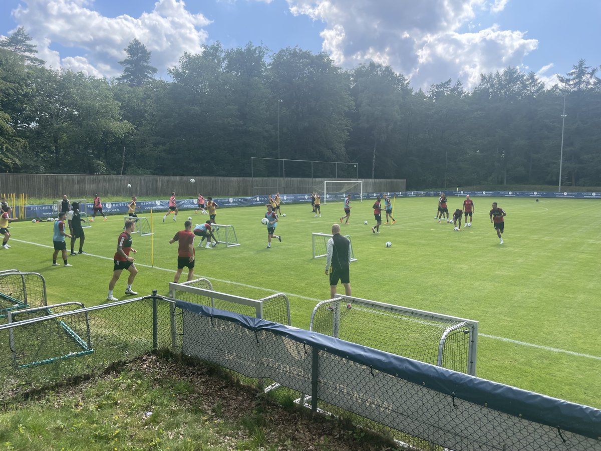 Standard de Liège <a href="/Standard_RSCL/">Standard de Liège</a> is aangekomen bij Fletcher Hotel-Restaurant Victoria <a href="/HotelHoenderloo/">Fletcher Hotel Hoenderloo</a> in #Hoenderloo voor hun #trainingskamp

#standaarddeliege #fletcherfootball #preseason #luik #voetbal #football #jupilerproleague #RSCL #liege #trainingcamp #summercamp