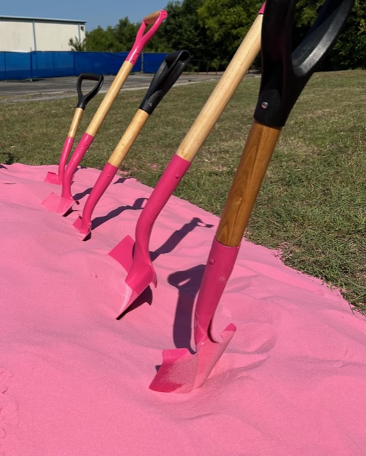 PMAGetsIt's tweet photo. The popular Peppa Pig is set to open its 2nd theme park in the country next year in the Dallas area. The project team recently celebrated a pink-hued groundbreaking ceremony. #projectmanagement #peppapig #themepark 

https://t.co/qLSXAsCvzF https://t.co/0nCNcrzfQk