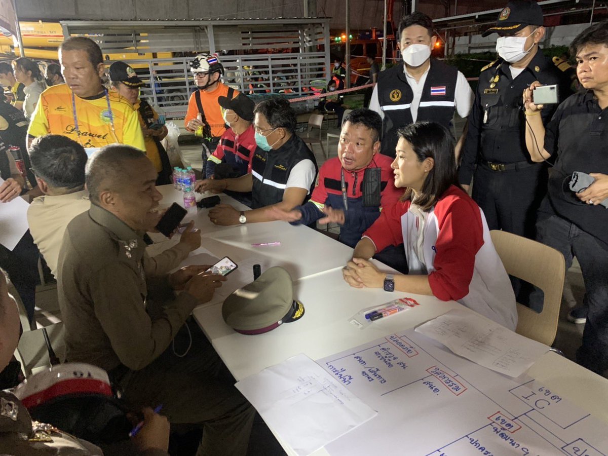 PheuThaiParty's tweet photo. ทันทีที่เกิดเหตุสะพานยกระดับอ่อนนุช-ลาดกระบังกำลังก่อสร้าง  ได้ถล่มลงมา ธีรรัตน์ สำเร็จวาณิชย์ @aim_theerarat ส.ส.กทม.เขตลาดกระบัง เพื่อไทย ได้ประสานงานช่วยเหลือติดตามสถานการณ์อย่างใกล้ชิดกับส่วนงานที่เกี่ยวข้อง 

▪️เจ้าหน้าที่ที่เกี่ยวข้องที่มีอุปกรณ์ป้องกันได้เข้าตรวจสอบจุดเกิดเหตุ 

▪️เจ้าหน้าที่อาสากู้ภัยบางส่วน ยังไม่สามารถเข้าพื้นที่ได้ เนื่องจากยังต้องเฝ้าระวังความปลอดภัย

▪️กทม.ตั้งศูนย์อำนวยการ บริเวณใกล้จุดเกิดเหตุ เพื่อรับเรื่องประสานงาน