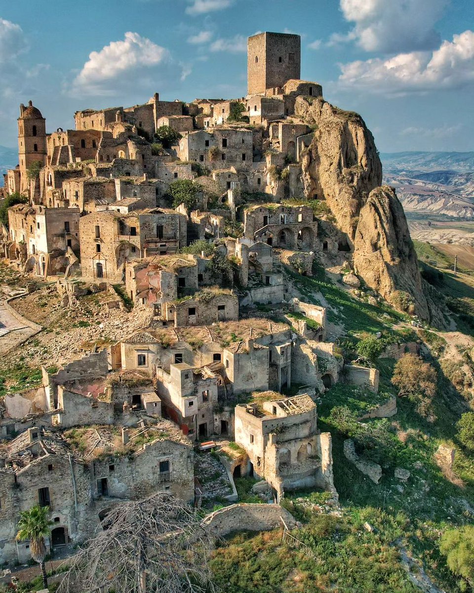 Craco will satisfy your craving for mystery: the ghost town of Basilicata has been abandoned since the late 1960s. Get lost in its quiet alleys, walking among the deserted buildings.

📍<a href="/Basilicata_Tur/">Basilicata Turistica</a>

📷 IG irmopradelli

#ilikeitaly #italianspecials #craco #basilicata