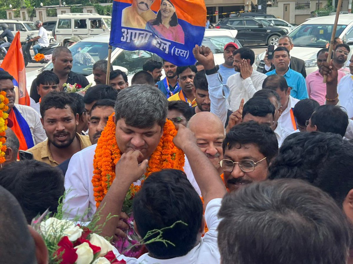 ApnaDalOfficial's tweet photo. आज माननीय मंत्री श्री @ErAshishSPatel जी के प्रयागराज आगमन पर कार्यकर्ताओं व पदाधिकारियों द्वारा उत्साहित स्वागत एवं अभिनंदन किया गया। https://t.co/6RAZDHli2E