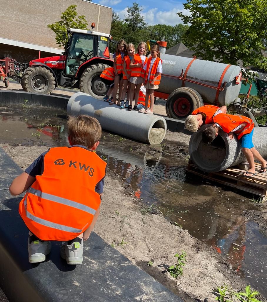 Zevenaar's tweet photo. #Angerlo | Leerlingen van groep 5 t/m 8 van basisschool de Trompetter kregen vandaag een uitleg over het opknappen van Angerlo. 😃 Wat is bijvoorbeeld een gescheiden riool? Wat is de dode hoek van een vrachtwagen? En hoe voelt het om op een graafmachine te zitten? Leerzaam! https://t.co/DA9zzbl1r4