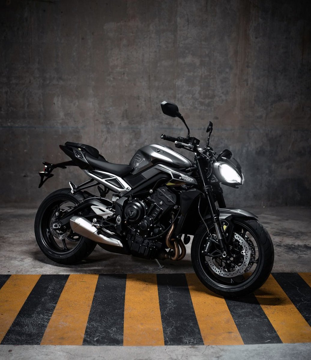TriumphPortugal's tweet photo. A estética marcante da Street Triple 765 R oferece o ADN inconfundível de design da Street Triple.

Foto: Mathieu Diribarne

#triumphportugal #triumphlisboa #triumphporto #triumphalgarve #triumphcentro #fortheride #triumphcascais https://t.co/Mz72VFUsOj