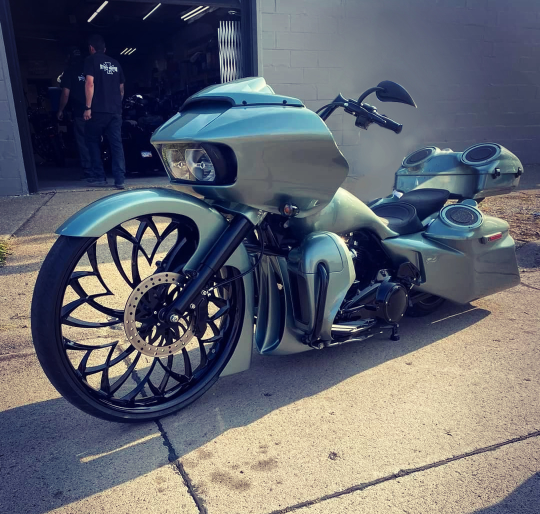 Smt_MachiningCo's tweet photo. The all black 30" Crusade was the perfect touch for this beautifully built Road Glide.
#smtwheels #riadewiththebest #topshelf #motorcycle #harley #bigwheelbagger #roadglide #audio #layinlow #eyecandy https://t.co/6vEmKwE7SP