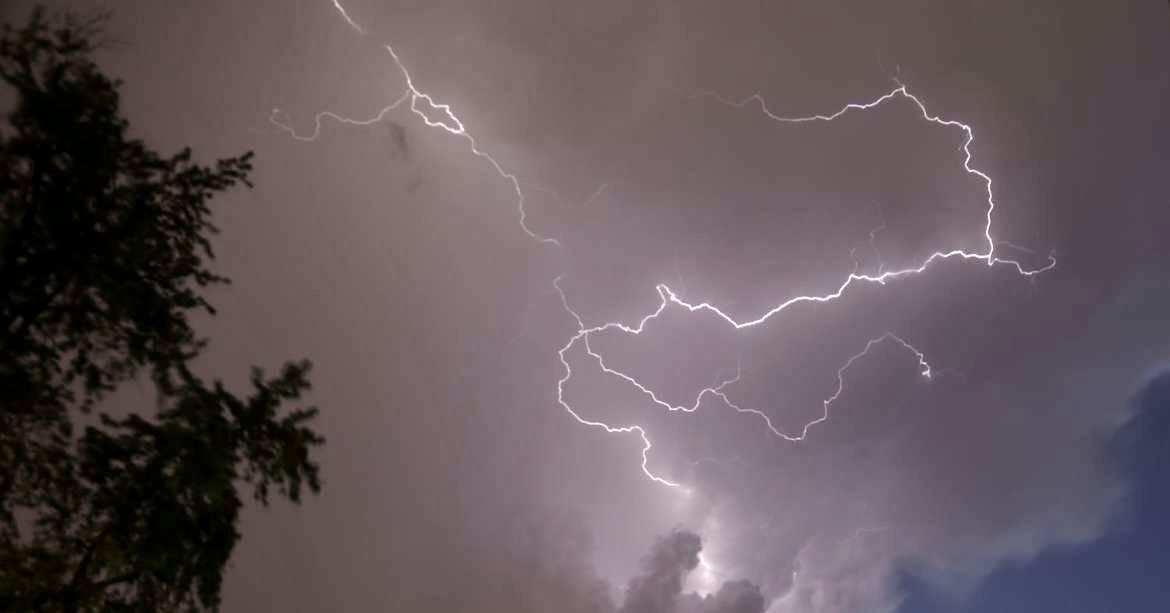 CarlingfordIRE's tweet image. 15 year old Josh Lennon  (son of WildWood Cafe owners) caught this amazing lightening strike over Carlingford last night. 

@barrabest @WeatherRTE @deric_tv @earthandclouds @thephotohour @SnowbieWx @MeaneysWeather