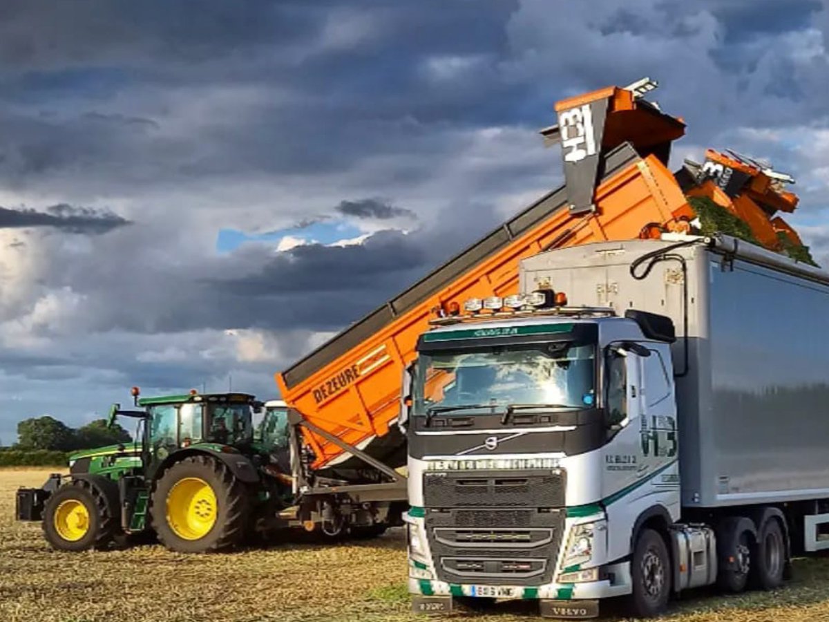 AgVantageUKLtd's tweet photo. @hcbeales_agri_contractors using the @dezeure_nv Overload Trailers to kickstart their rye operations! 💪🏻🚜 

#dezeure #dezeurenv #dezeureoverload #dezeureoverloadtrailer #agvantage #agvantageuk #ryeseason #ryeuk #ryefarming #sillyseason #harvest23 #johndeere https://t.co/SVx6FqoZOS