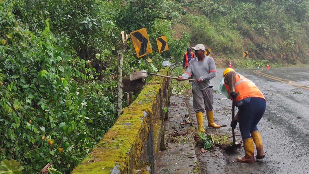 MIT_Ecuador's tweet photo. #Cotopaxi | Trabajamos en acciones preventivas para enfrentar el invierno en la vía Latacunga - La Maná.

Realizamos la limpieza de drenajes, señalética y poda de maleza en los sectores La Victoria, Paso Lateral y La Quesería. 

✅Vía habilitada
🚧Conduce con precaución https://t.co/bvxF56iiS1