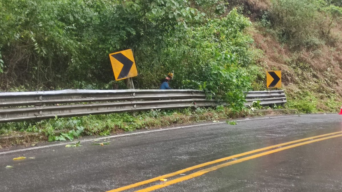 MIT_Ecuador's tweet photo. #Cotopaxi | Trabajamos en acciones preventivas para enfrentar el invierno en la vía Latacunga - La Maná.

Realizamos la limpieza de drenajes, señalética y poda de maleza en los sectores La Victoria, Paso Lateral y La Quesería. 

✅Vía habilitada
🚧Conduce con precaución https://t.co/bvxF56iiS1