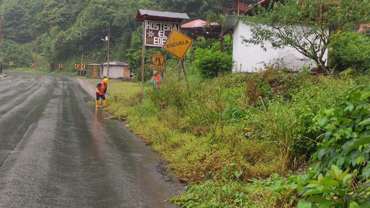 #Cotopaxi | Trabajamos en acciones preventivas para enfrentar el invierno en la vía Latacunga - La Maná.

Realizamos la limpieza de drenajes, señalética y poda de maleza en los sectores La Victoria, Paso Lateral y La Quesería. 

✅Vía habilitada
🚧Conduce con precaución