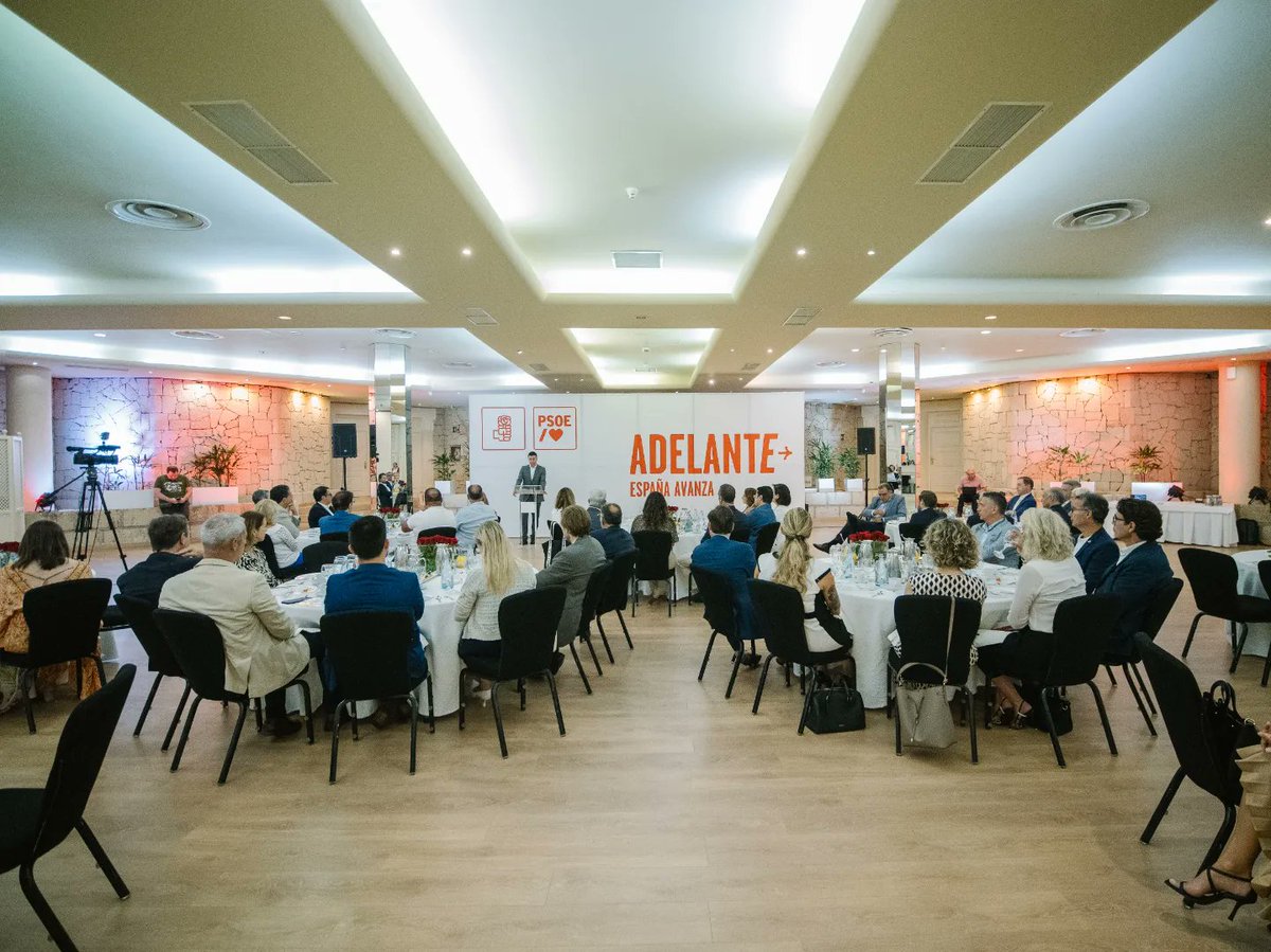 Hectorgomezh's tweet photo. Gracias al tejido turístico de Tenerife por acudir al encuentro. Destaco los avances logrados y los desafíos que enfrentamos. 

La colaboración público-privada avala un turismo sostenible y un empleo de calidad. Me comprometo a que Canarias siga teniendo voz en toda España. https://t.co/LOGjkPyauq