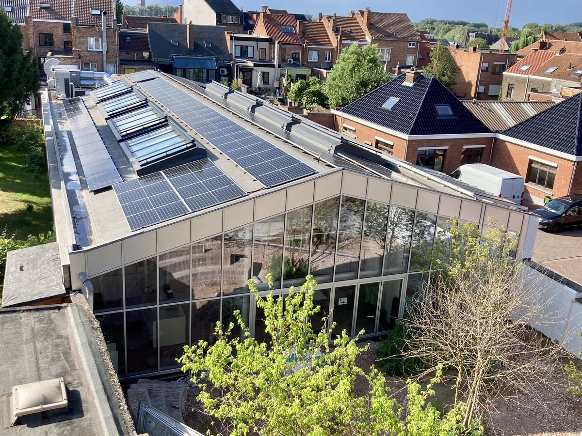 tmleuven's tweet photo. 💬 82 zonnepanelen, een warmtepomp, regenwateropvang, fietsenstallingen, 
laadpunten én volledig rolstoeltoegankelijk.
Ons nieuwe gebouw, op wandelafstand van het Leuvense station is bijna af. 
Lees er hier meer over👇🏽
https://t.co/q6qYuk1SzJ https://t.co/mpwNUjgnBx