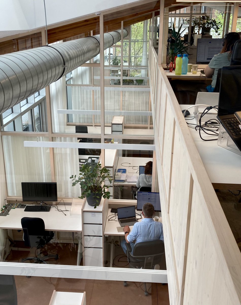 tmleuven's tweet photo. 💬 82 zonnepanelen, een warmtepomp, regenwateropvang, fietsenstallingen, 
laadpunten én volledig rolstoeltoegankelijk.
Ons nieuwe gebouw, op wandelafstand van het Leuvense station is bijna af. 
Lees er hier meer over👇🏽
https://t.co/q6qYuk1SzJ https://t.co/mpwNUjgnBx