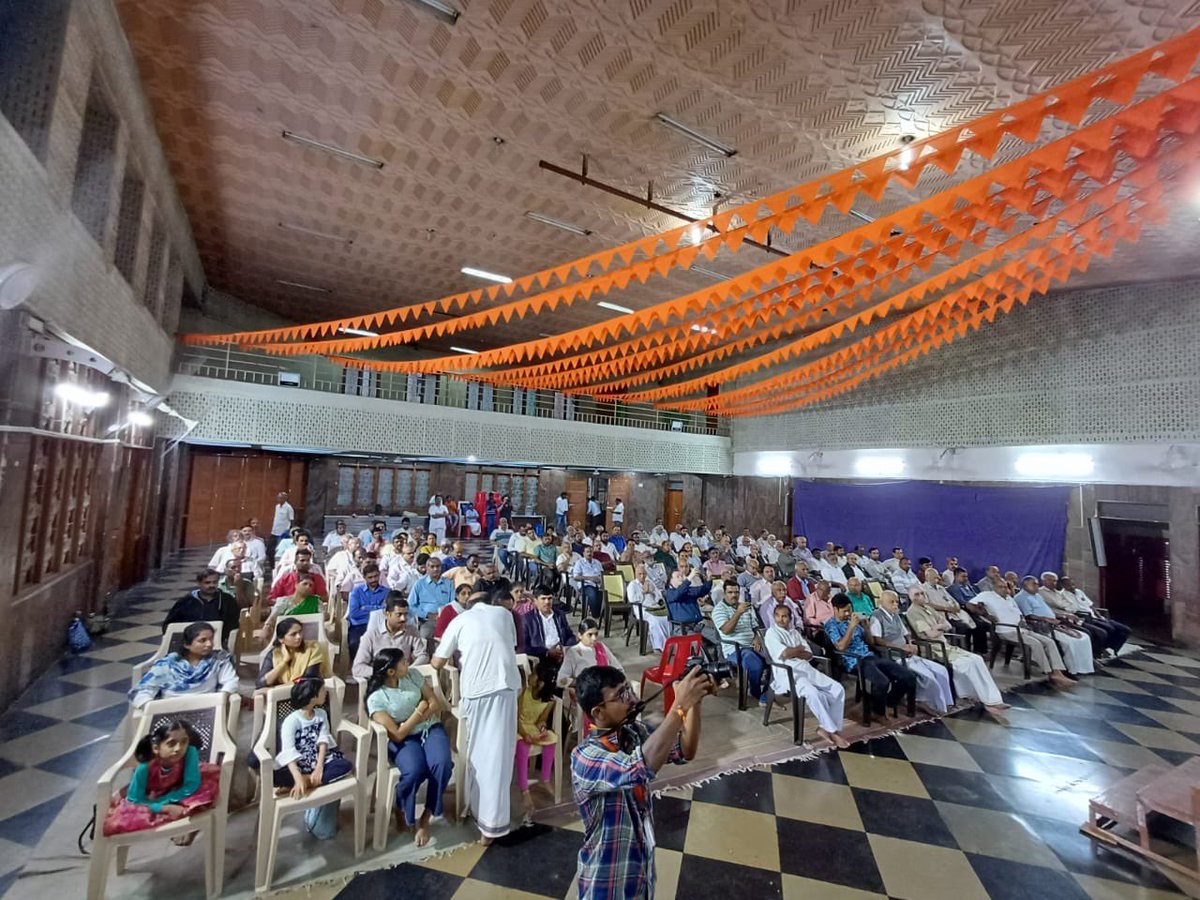 MParandeVHP's tweet photo. बंगलोर, कर्नाटक में स्व श्री केशवजी हेगड़े , बंगलोर क्षेत्र संगठन मंत्री के भावभीनी श्रद्धांजली का कार्यक्रम उनके परिवार जनों के तथा कार्यकर्ताओं के उपस्थिती में संपन्न हुआ. उनके परिवार की , अपने समाज और संगठन की उनके असमय मृत्यू से अपूरणीय क्षति हुई है . https://t.co/BUHb0q23up