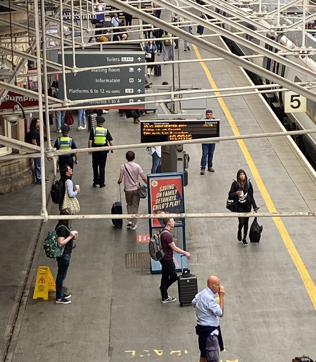 BTPCheshire's tweet photo. Today we have been working in collaboration with @StaffsPolice @WMerciaPolice and @cheshirepolice on #opcrossbow
We have had a successful day targeting people carrying drugs and knives in #Crewe train station #SeeitSayitSorted https://t.co/hqoDpa2i2C