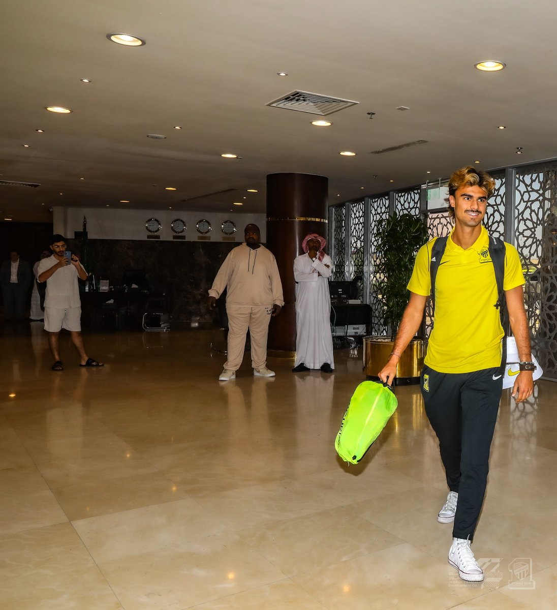 CPSN_ar's tweet photo. من وصول بعثة فريق #الاتحاد إلى معسكر الطائف 🟡⚫️ https://t.co/wy0yfq7iXM