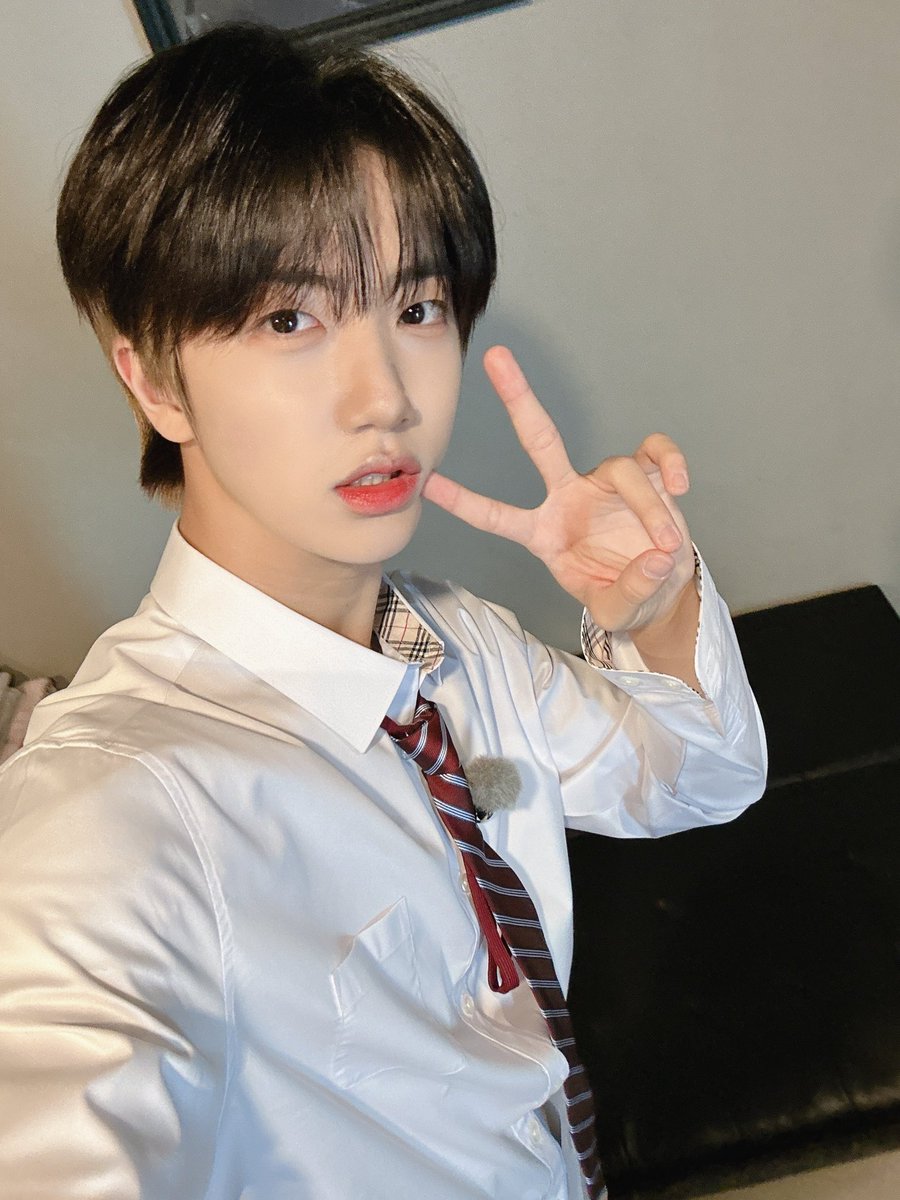 쌰갈 원지니 나모르는사이에잠깐고딩됐었던거임?? 이거뭐지? 진심 고딩그자체인데요